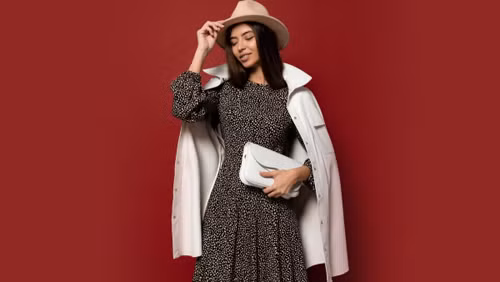 Biết phong cách cá nhân. Để có được phong cách thời trang cá nhân ổn định, bạn cần hiểu rõ được thế mạnh hình thể. Từ đó, lựa chọn trang phục có thể tôn lên vẻ đẹp mình có, hạn chế những điểm yếu, phù hợp với sở thích. Ngược lại, chọn đồ theo trào lưu hoặc dập khuôn theo phong cách của người khác sẽ không phát huy được thế mạnh hình thể. Ngay cả khi bộ đồ đó đẹp, nó cũng khó có thể mang lại sự hài hòa với nét mặt của bạn.