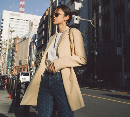 Không chỉ trang phục, bạn nên tránh chọn phụ kiện khiến bạn không thoải mái. Ngoài việc tạo ra vẻ ngoài bất cân đối, nó còn khó khiến bạn nổi bật. Biết phong cách cá nhân không đồng nghĩa với việc đóng khung phong cách. Bạn có thể thử những xu hướng mới nhất mà mình cảm thấy hứng thú. Biết đâu, bạn sẽ khám phá được phong cách mới phù hợp hơn.