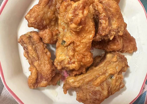 Sườn heo rửa sạch, trần với nước sôi rồi ướp với tiêu, sa tế, hạt nêm. Bột pha với nước lọc, trứng gà đập vào bát đánh tan. Nhúng từng miếng sườn vào trứng, lăn qua bột rồi chiên vàng đều các mặt là có thể thưởng thức.