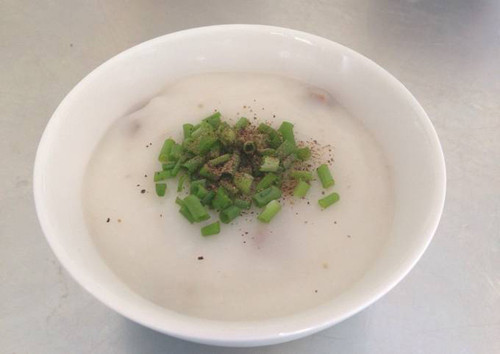 3. Cháo sườn. Cháo sườn vừa dễ ăn vừa giúp cơ thể bổ sung dinh dưỡng. Khi thực hiện, bạn chuẩn bị 200g sườn heo, 200g gạo, rau ngò rí, hành lá, hành tím, hạt nêm, đường muối, dầu ăn, hạt tiêu,... Gạo ngâm trong 3 giờ rồi vo sạch, sườn rửa rồi chặt miếng vừa ăn, luộc qua để loại bỏ chất bẩn.