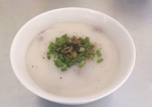3. Cháo sườn. Cháo sườn vừa dễ ăn vừa giúp cơ thể bổ sung dinh dưỡng. Khi thực hiện, bạn chuẩn bị 200g sườn heo, 200g gạo, rau ngò rí, hành lá, hành tím, hạt nêm, đường muối, dầu ăn, hạt tiêu,... Gạo ngâm trong 3 giờ rồi vo sạch, sườn rửa rồi chặt miếng vừa ăn, luộc qua để loại bỏ chất bẩn.