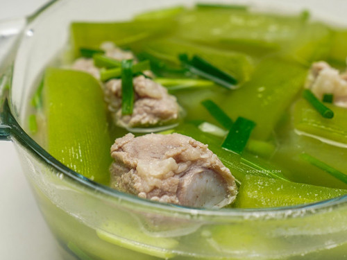 Phi thơm hành tím băm nhỏ, cho sườn vào xào qua rồi đổ 1 lít nước vào ninh lửa nhỏ tầm 20-30 phút. Tiếp đó, cho bí đao bỏ ruột, thái miếng vào nồi, nấu đến khi bí chín tới. Múc canh ra tô, rắc hành lá, ngò rí và tiêu lên là có thể thưởng thức.