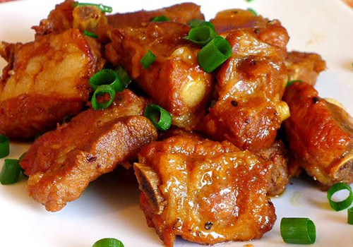 1. Sườn xào chua ngọt. Sườn xào chua ngọt là món gần như ai cũng từng thử qua. Món ăn được lòng người dùng bởi vị bùi béo của thịt, đậm của tủy xương cùng vị ngọt thanh của gia vị ăn kèm, rất xứng đáng với tên gọi “món ăn quốc dân”.