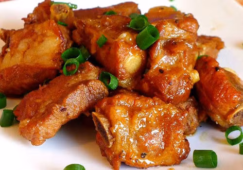 1. Sườn xào chua ngọt. Sườn xào chua ngọt là món gần như ai cũng từng thử qua. Món ăn được lòng người dùng bởi vị bùi béo của thịt, đậm của tủy xương cùng vị ngọt thanh của gia vị ăn kèm, rất xứng đáng với tên gọi “món ăn quốc dân”.