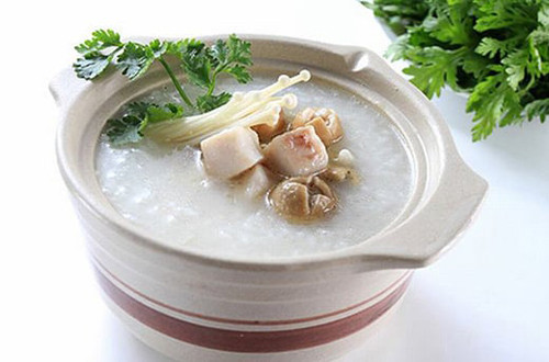 Tiếp tục ninh sườn khoảng 30 phút, vớt ra ngoài để ráo, đổ gạo vào nồi nấu đến khi chín mềm. Phần sườn còn lại xé nhỏ, phi thơm với hành tím rồi cho vào nồi cháo. Khi thưởng thức, rắc hành lá, ngò rí và chút tiêu lên bát. Vị cháo mềm mịn, sườn ngọt thơm tan trong miệng, phù hợp với cả người già và trẻ nhỏ.