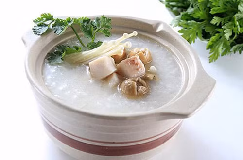 Tiếp tục ninh sườn khoảng 30 phút, vớt ra ngoài để ráo, đổ gạo vào nồi nấu đến khi chín mềm. Phần sườn còn lại xé nhỏ, phi thơm với hành tím rồi cho vào nồi cháo. Khi thưởng thức, rắc hành lá, ngò rí và chút tiêu lên bát. Vị cháo mềm mịn, sườn ngọt thơm tan trong miệng, phù hợp với cả người già và trẻ nhỏ.