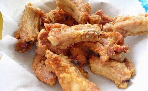 2. Sườn non tẩm bột chiên. Sườn non tẩm bột chiên thích hợp cho những bữa nhậu, bên ngoài giòn, bên trong thịt mềm thơm. Món ngon chuẩn vị hơn khi chấm cùng nước mắm tỏi ớt. Nguyên liệu cần chuẩn bị gồm 250g sườn non, bột năng, 2 quả trứng gà, dầu ăn, hạt nêm, hạt tiêu, sa tế,...
