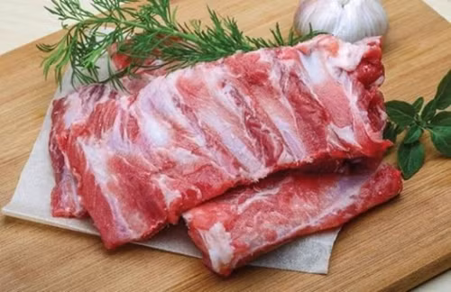 Hiện giá sườn heo ở các chợ dân sinh dao động khoảng 100.000-120.000 đồng/kg. Với số tiền 120.000 đồng, bạn có thể mua từ 1 đến 1,2kg sườn. Thêm một vài nguyên liệu, chúng ta hoàn toàn có thể chế biến 5 đặc sản từ sườn heo chuẩn vị, giàu dinh dưỡng. (Ảnh minh họa)