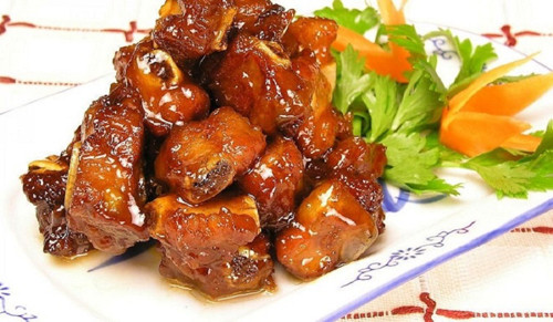 Sườn rửa sạch, chặt miếng nhỏ vừa ăn, trần với nước sôi 3-4 phút để loại bỏ chất bẩn. Tiếp đó, ướp sườn với 1 thìa cà phê gia vị trong 10-15 phút thì rán sơ đến khi xém vàng các mặt. Phi thơm hành tỏi băm, cho cà chua cùng hỗn hợp nước xốt gồm nước mắm, đường, giấm, nước lọc, gia vị,.. đun nhỏ lửa đến khi sườn chín thơm, xốt sệt là được.