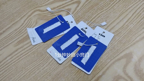  Thẻ treo quần áo (tag) là một loại mác của sản phẩm. Thẻ thường ở dạng bài ngang hoặc dọc, được làm bằng chất liệu giấy cứng, ghi thông tin sản phẩm. Thẻ tag thường được đính kèm ở cổ áo, sườn, cạp quần hoặc túi quần,... (Nguồn: ABLW)