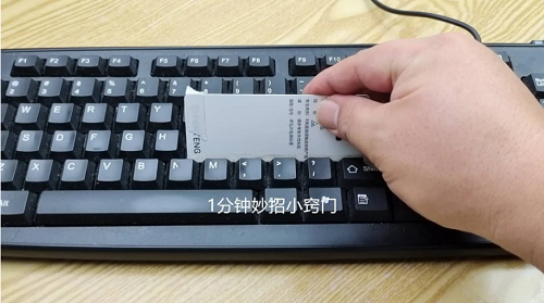 Thứ hai, chúng ta có thể tận dụng tag quần áo để làm sạch khe bàn phím. Thực tế, khe bàn phím rất bẩn, khó thao tác làm sạch, ảnh hưởng đến sức khỏe người dùng. Để vệ sinh dễ dàng hơn, bạn nên dùng băng dính hai mặt để gắn vào tag. Sau đó, thao tác nhẹ nhàng để lau sạch các vết bẩn trong khe hở.