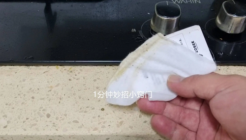 Tương tự, bạn có thể làm sạch các khe hở trong bếp bằng thẻ quần áo. Bếp là nơi có nhiều rãnh nhỏ, thu hút dị vật, cặn thức ăn và dầu mỡ. Nếu không vệ sinh, bếp sẽ có mùi mất vệ sinh, là nơi vi khuẩn trú ngụ rất không tốt cho sức khỏe...