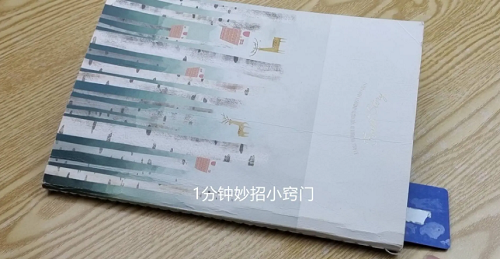 Thứ nhất, chúng ta có thể sử dụng để đánh dấu sách. Nhiều cuốn sách dày không được thiết kế sẵn thẻ đánh dấu trang. Việc gấp các góc của cuốn sách sẽ để lại nếp, nhanh hỏng. Lúc này, dùng thẻ treo quần áo để làm bookmark sẽ rất hợp lý, vừa thuận tiện vừa không cần ảnh hưởng độ bền của giấy.