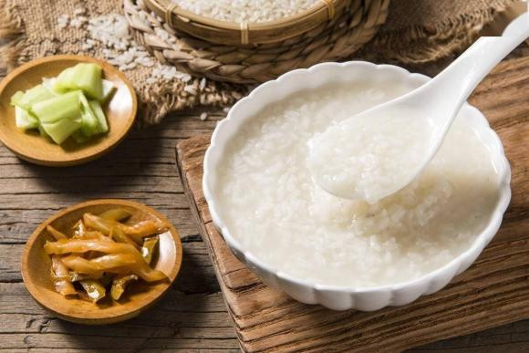 Trong khi đó, cháo trắng cũng khá đơn giản về mặt dinh dưỡng. Kết hợp cháo trắng và dưa chua để nạp năng lượng ngày mới thực sự không phải lựa chọn hợp lý.