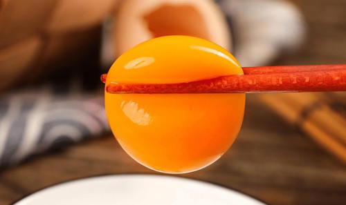 3. Lòng đỏ trứng. Nhiều người nhầm tưởng lòng đỏ là “tinh hoa” dinh dưỡng của trứng nên chỉ ăn phần này, bỏ qua lòng trắng. Thực tế, lòng đỏ chứa nhiều cholesterol, cần ăn lượng hợp lý. Ước tính, một quả trứng nặng 50g chứa 292,5mg cholesterol. Con số này nhiều hơn so với lượng nội tạng tương ứng.