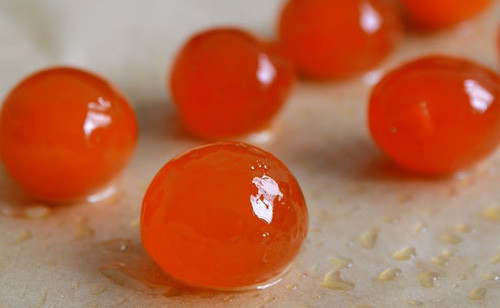 “Hướng dẫn chế độ ăn cho người dân Trung Quốc” khuyến nghị, người trưởng thành khỏe mạnh chỉ nên ăn 0,5-1 quả trứng mỗi ngày để sức khỏe ổn định. Người bệnh mỡ máu không nên ăn quá hai hoặc ba quả trứng mỗi tuần. Khi ăn, nên dùng kết hợp lòng đỏ và lòng trắng để cân bằng dinh dưỡng.