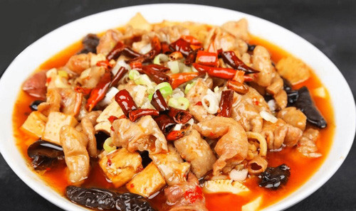 2. Nội tạng động vật. Nội tạng động vật như gan, cật, lòng,.. có thể chế biến thành nhiều món ngon, được dân nhậu yêu thích song đây lại là thực phẩm giàu cholesterol, không nên ăn nhiều. Ước tính, 100g nội tạng có thể chứa 300mg cholesterol. Người sức khỏe bình thường, mỗi tháng không nên ăn quá 2 lần. Trong khi đó, người có hàm lượng cholesterol cao, mỗi tháng chỉ nên ăn 1 lần.