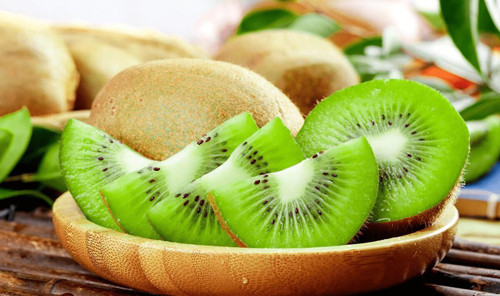 Thứ hai, nên tăng cường thực phẩm nhiều vitamin E và C như kiwi, bưởi, quả óc chó,...Vitamin C và vitamin E tuy không có tác dụng hạ cholesterol nhưng có thể giúp giảm tác hại của cholesterol đối với mạch máu.