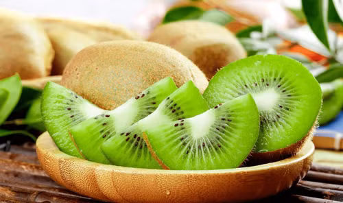 Thứ hai, nên tăng cường thực phẩm nhiều vitamin E và C như kiwi, bưởi, quả óc chó,...Vitamin C và vitamin E tuy không có tác dụng hạ cholesterol nhưng có thể giúp giảm tác hại của cholesterol đối với mạch máu.