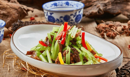 Thứ nhất, nên ăn nhiều trái cây và rau xanh. Nhóm thực phẩm này đều giàu chất xơ thô và carbohydrate có lợi cho việc bài tiết cholesterol.