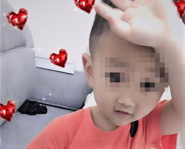 Be 2 tuoi bi me ke danh den tu mau nao, cha ruot giau giem-Hinh-2