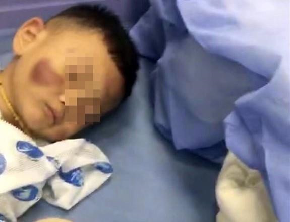 Be 2 tuoi bi me ke danh den tu mau nao, cha ruot giau giem