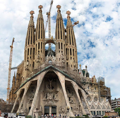 Nhà thờ này là kiệt tác của kiến trúc sư xứ Catalan tên Antoni Gaudí. Trước khi được giao cho Gaudí, công trình này do kiến trúc sư Francisco de Paula del Villar phụ trách.