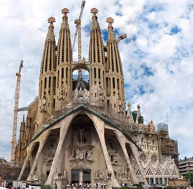 Nhà thờ này là kiệt tác của kiến trúc sư xứ Catalan tên Antoni Gaudí. Trước khi được giao cho Gaudí, công trình này do kiến trúc sư Francisco de Paula del Villar phụ trách.
