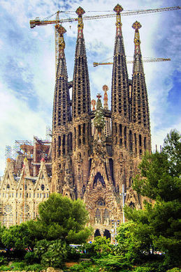 Khi phụ trách dự án xây dựng Vương cung Thánh đường Sagrada Família, Gaudí xây dựng nhà thờ kết hợp giữa phong cách Gothic và Art Nouveau.