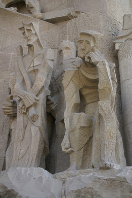 Thế nhưng, 1 năm sau khi phụ trách dự án Vương cung Thánh đường Sagrada Família, Francisco de Paula del Villar rút lui nên Antoni Gaudí được lựa chọn thay thế.