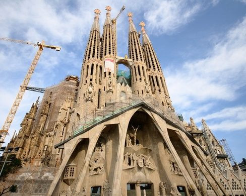Vương cung Thánh đường Sagrada Família ở Tây Ban Nha được đánh giá là một trong những nhà thờ đặc biệt nhất thế giới. Một trong những lý do là nhà thờ này có thời gian thi công lâu nhất thế giới.
