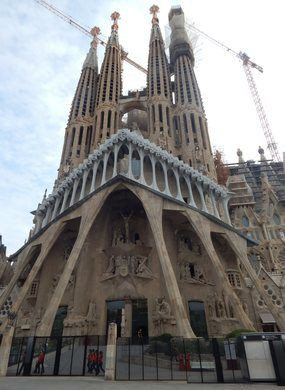 Dù chưa hoàn thiện nhưng Vương cung Thánh đường Sagrada Família đón tiếp khoảng 4 triệu khách/năm và được xếp vào danh sách 12 bảo vật của Tây Ban Nha.