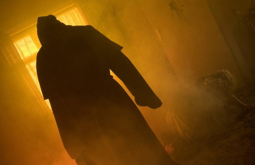 Người dân địa phương truyền tai nhau lời đồn rằng, căn nhà bị linh hồn của tu sĩ áo đen "ám". Người này phạm tội hiếp dâm và giết người nên bị xử tử bằng cách treo cổ. Sau khi chết, linh hồn của người tu sĩ lảng vảng trong căn nhà và gây ra những điều kỳ bí. Mời quý độc giả xem video: Khó lý giải video "ma" theo người lên taxi (nguồn: VTC14)