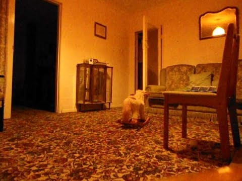 Theo Lee Roberts và Paul Stevenson, con búp bê dường như bị một linh hồn điều khiển khiến nó tự dịch chuyển.