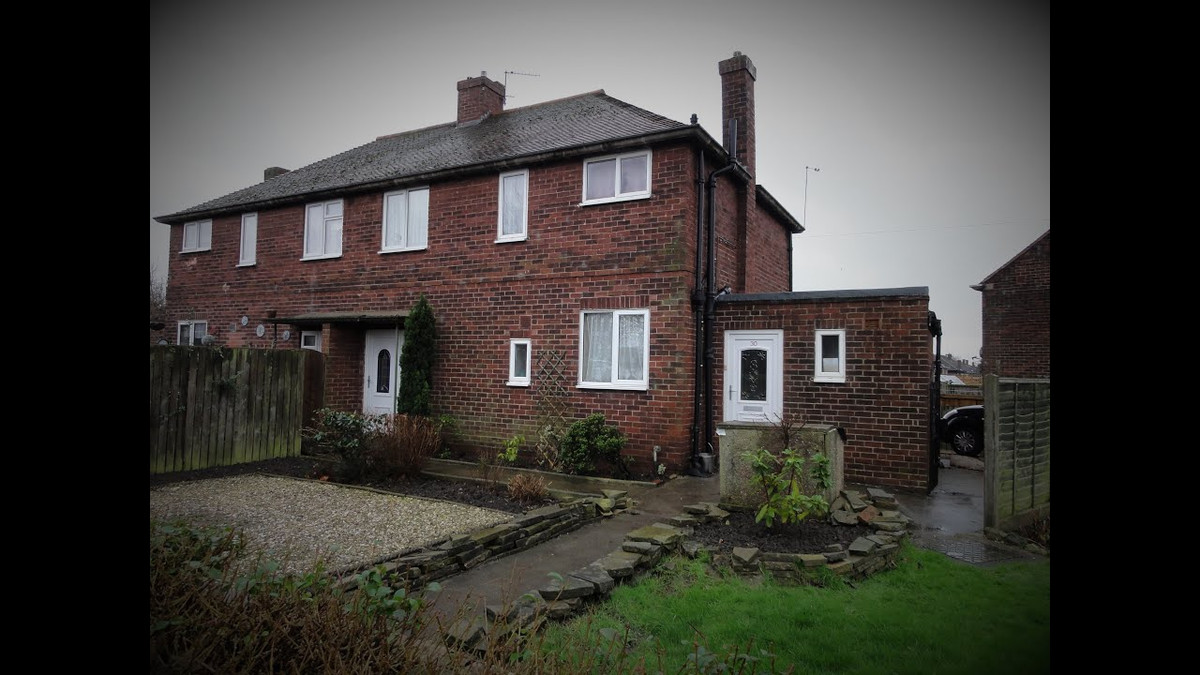 Việc hai nhà ngoại cảm Lee Roberts và Paul Stevenson chứng kiến cảnh con búp bê tự di chuyển trong ngôi nhà "ma" số 30 East Drive, thị trấn Pontefract, Anh gây xôn xao dư luận.