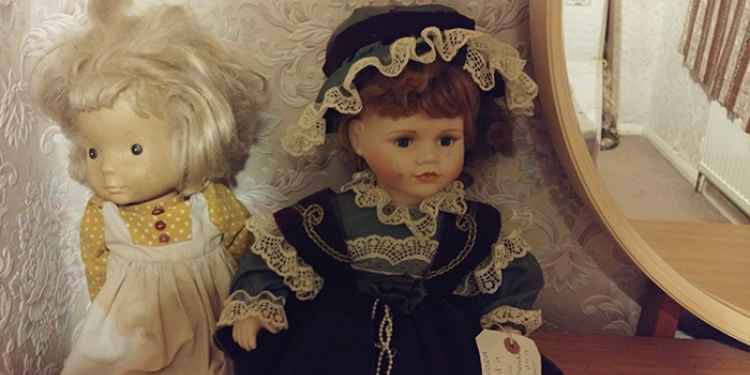 Cụ thể, khi mới bước vào căn nhà, Lee Roberts và Paul Stevenson nhìn thấy con búp bê được đặt trong chiếc hộp có nắp đậy bên ngoài.