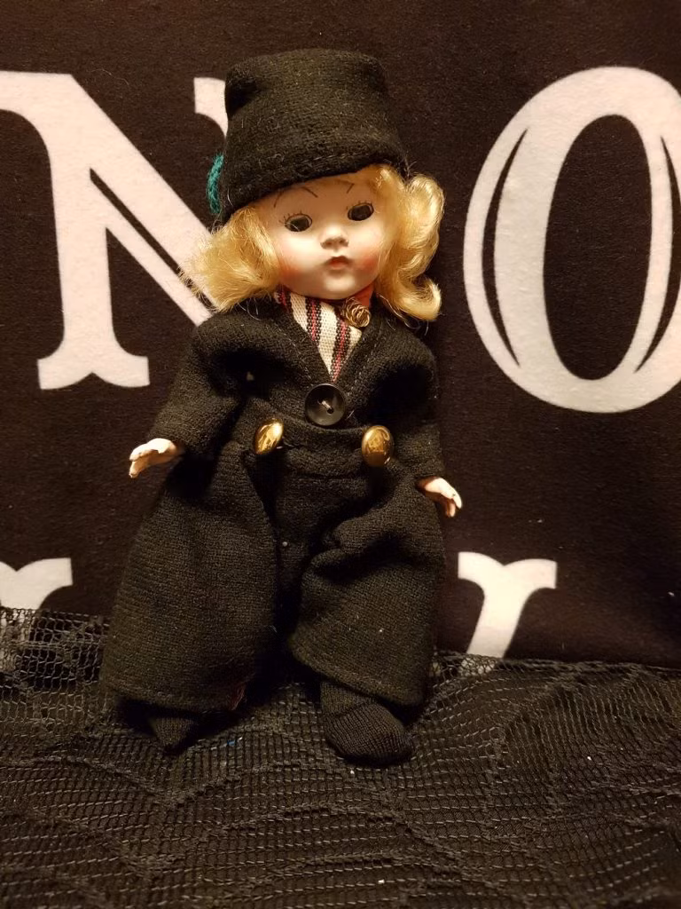 Kế đến, họ nghe thấy một tiếng nổ lớn và nhìn thấy một bóng đen có mái tóc xoăn giống con búp bê di chuyển dọc hành lang.