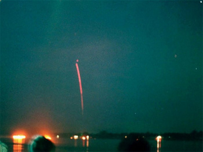 Vật thể bí ẩn phát ra ánh sáng màu đỏ thẫm hay đỏ hồng. Chúng thường ở độ cao khoảng 50 - 300m.