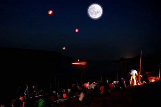 Một giả thuyết khác suy đoán những quả cầu lửa bí ẩn có thể là hiệu ứng của một loại súng, pháo sáng hay một vũ khí nào đó.