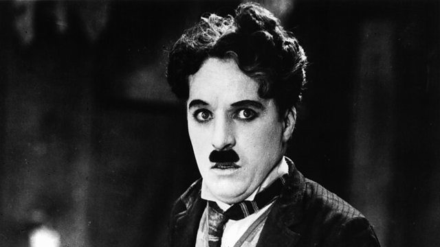 Cùng với phong cách diễn xuất xuất sắc, bộ ria mép độc đáo của Charlie Chaplin đi vào lòng khán giả và trở thành một trong những đặc điểm nhận dạng của Vua hề Sác-lô.