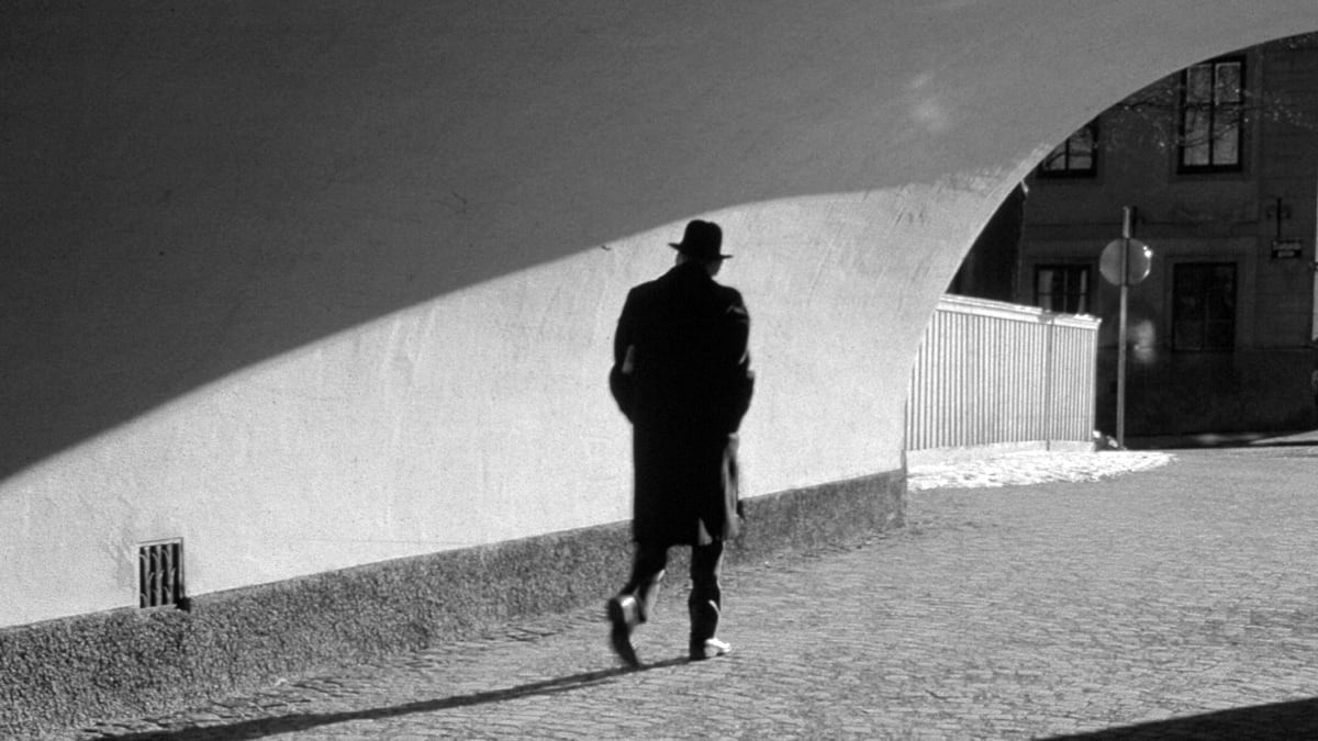 Đến năm 1943, ông Koval được gọi nhập ngũ quân đội Mỹ rồi được cử đi học tại Trường College, thành phố New York. Chuyên ngành ông theo học liên quan tới công việc ở cơ sở sản xuất vật liệu hạt nhân.