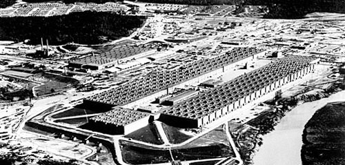 Sau khi hoàn thành khóa học, điệp viên Koval của Liên Xô được đưa tới làm việc tại một cơ sở chế tạo bom nguyên tử, cụ thể là sản xuất vật liệu phóng xạ có tên Oak Ridge. Tại đây, điệp viên Koval thu thập các thông tin, tài liệu mật về cơ sở nghiên cứu và sản xuất vũ khí hạt nhân của Mỹ rồi gửi về Liên Xô. Dựa trên những tin tình báo của điệp viên Koval, Liên Xô đẩy nhanh kế hoạch chế tạo bom hạt nhân, chạy đua với Mỹ trong lĩnh vực này.