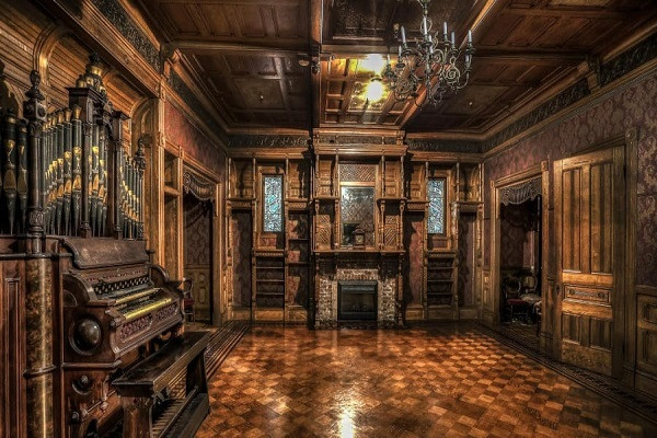 Trong suốt gần 4 thập kỷ, Sarah liên tục thay đổi thiết kế, xây mới nhiều phần trong ngôi nhà như tạo ra nhiều cửa sổ, lối đi bí mật hay cầu thang không dẫn tới đâu...