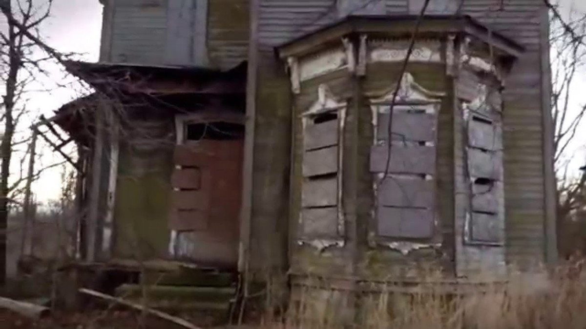 Cụ thể, người cha Benjamin Albright vô tình nổ súng bắn chết con trai năm 1958. Trong lúc đau khổ, người chồng giết vợ trước khi tự sát.