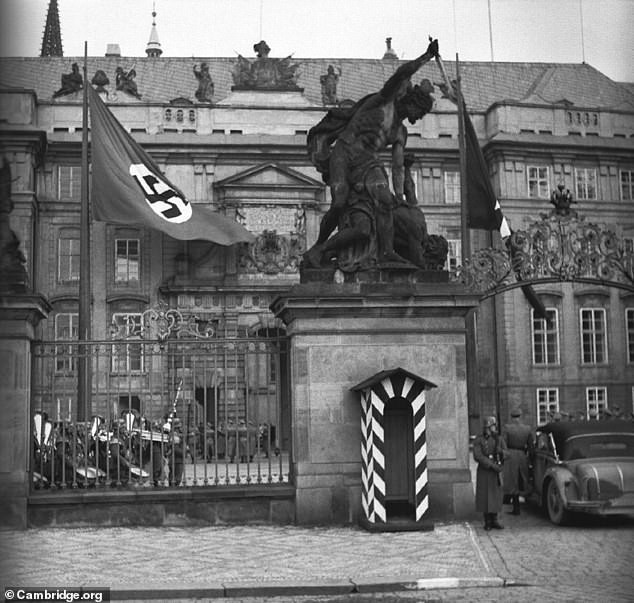 Thế nhưng, chính quyền của trùm phát xít Hitler tuyên bố bộ hài cốt người đàn ông thời Trung cổ được tìm thấy năm 1928 là bằng chứng chứng minh lâu đài Prague là của người Đức.