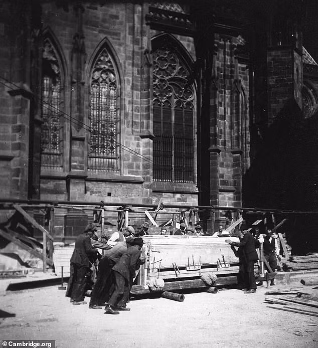 Người đàn ông được chôn cùng với một thanh kiếm và 2 con dao bên dưới lâu đài Prague từ lâu đã trở thành chủ đề cuộc tranh luận gay gắt giữa các chuyên gia, học giả.