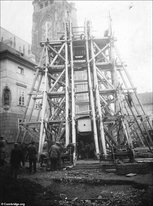 Vì vậy, Đức quốc xã sử dụng bộ hài cốt trên trong các cuộc tuyên truyền nhằm tuyên bố lâu đài thuộc sở hữu của quốc gia này.