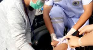 Vào tháng 6/2018, báo chí đưa tin một giáo viên đón bé gái 5 tuổi Kabinta Kehphuang từ nhà ở mẫu giáo Ban Cham Phuthong, làng Moo 1 tại Tambon Huay Muang, huyện Phupha Man, tỉnh Khon Kaen, Thái Lan vào buổi sáng và đưa bé đến trường vì xe bus của trường mẫu giáo bị hỏng.