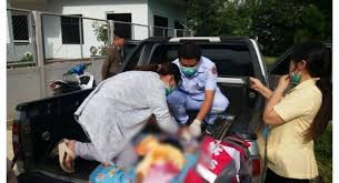 Thế nhưng, khi đến trường, cô giáo quên mất bé gái 5 tuổi ở trong xe nên xuống xe và khóa cửa lại.