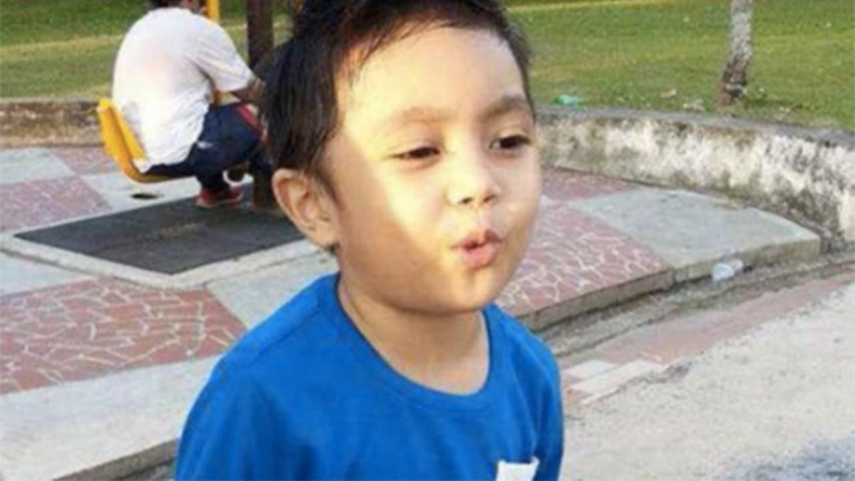 Tuy nhiên, khi đến trường mẫu giáo, 3 học sinh xuống xe trong khi Danish không xuống. Người lái xe cứ nghĩ tất cả xuống xe nên đóng cửa và để xe ở bãi đỗ xe.